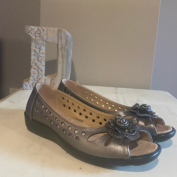 Like New Pewter Sole-Flex Italy Open Toe Flats 6.5US - Picture 2 of 9